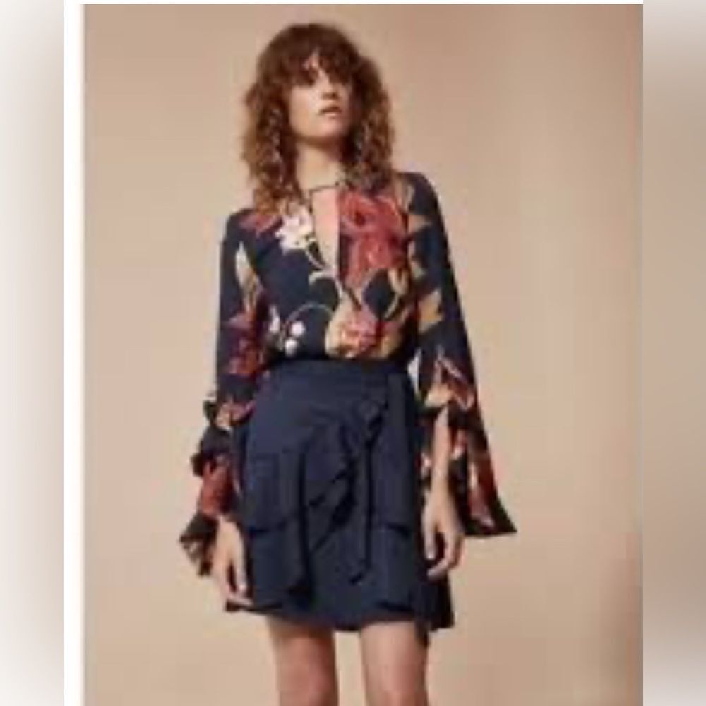 Nwt C/meo Collective Revolve botanical Pleated Bell Sleeve Top Blouse size Small